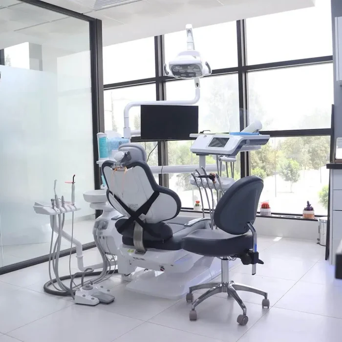 Facettes ou couronnes sur les dents de devant : comment choisir ?