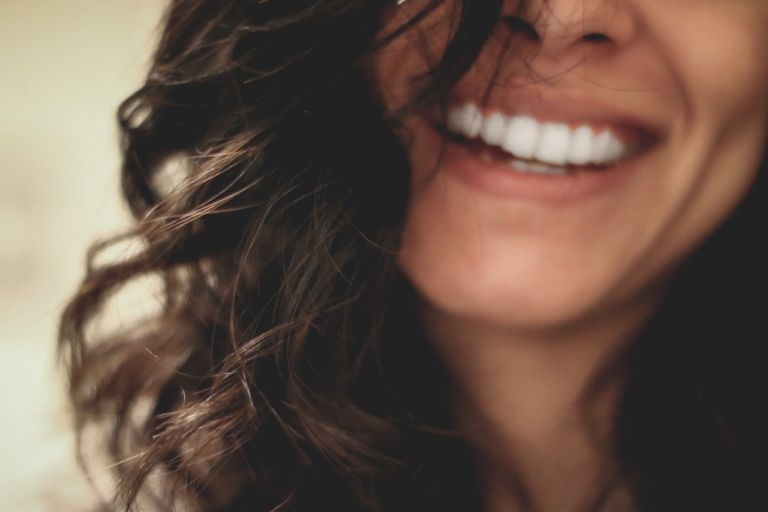 Sourire naturel après restauration prothétique esthétique