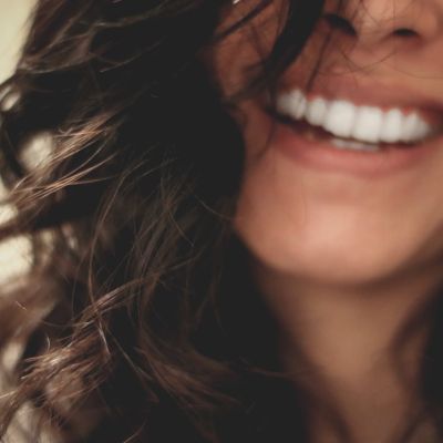 Sourire naturel après restauration prothétique esthétique